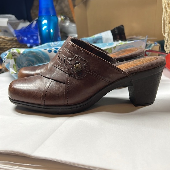 Earth Origins, brown leather clogs - Picture 8 of 9